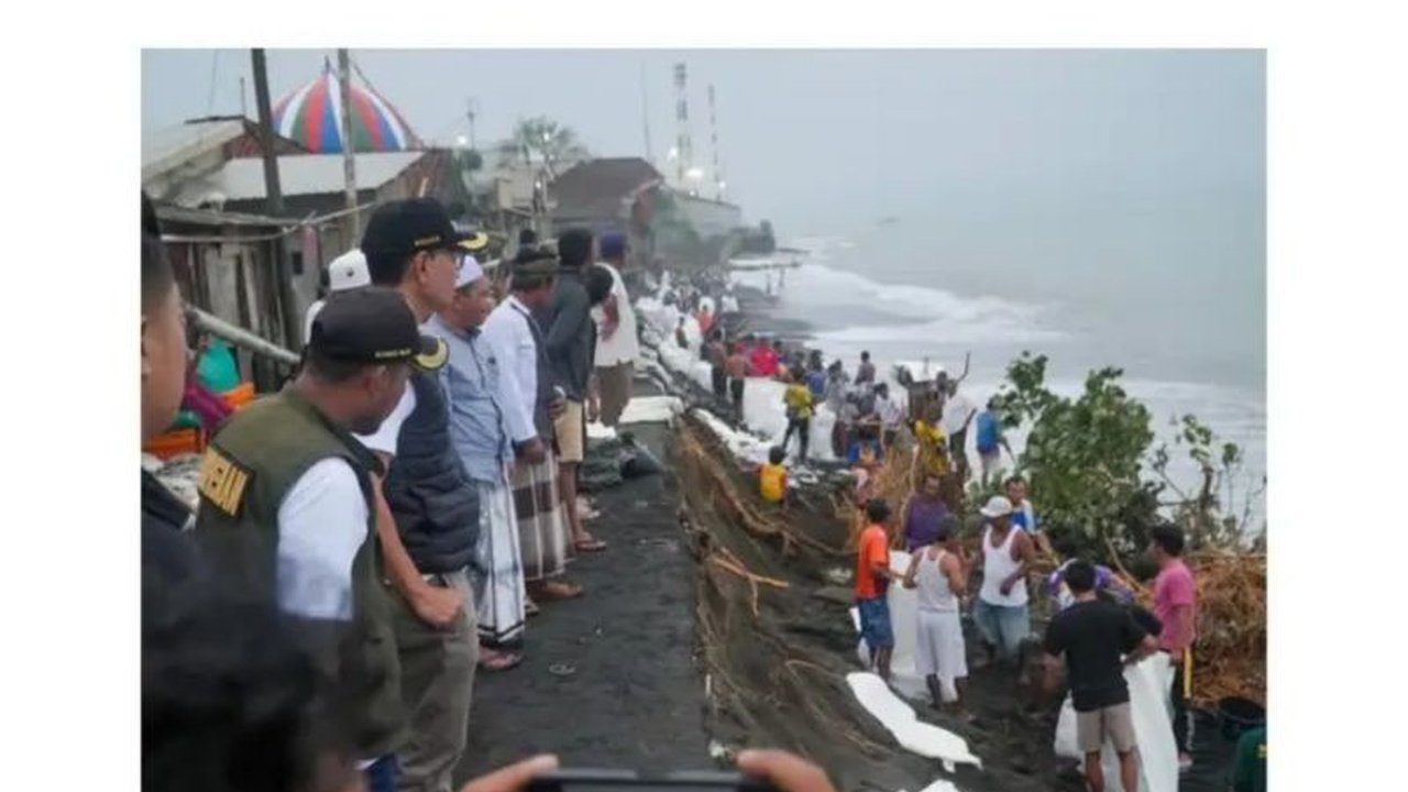 Mataram Bangun Tanggul Darurat Cegah Erosi Pantai