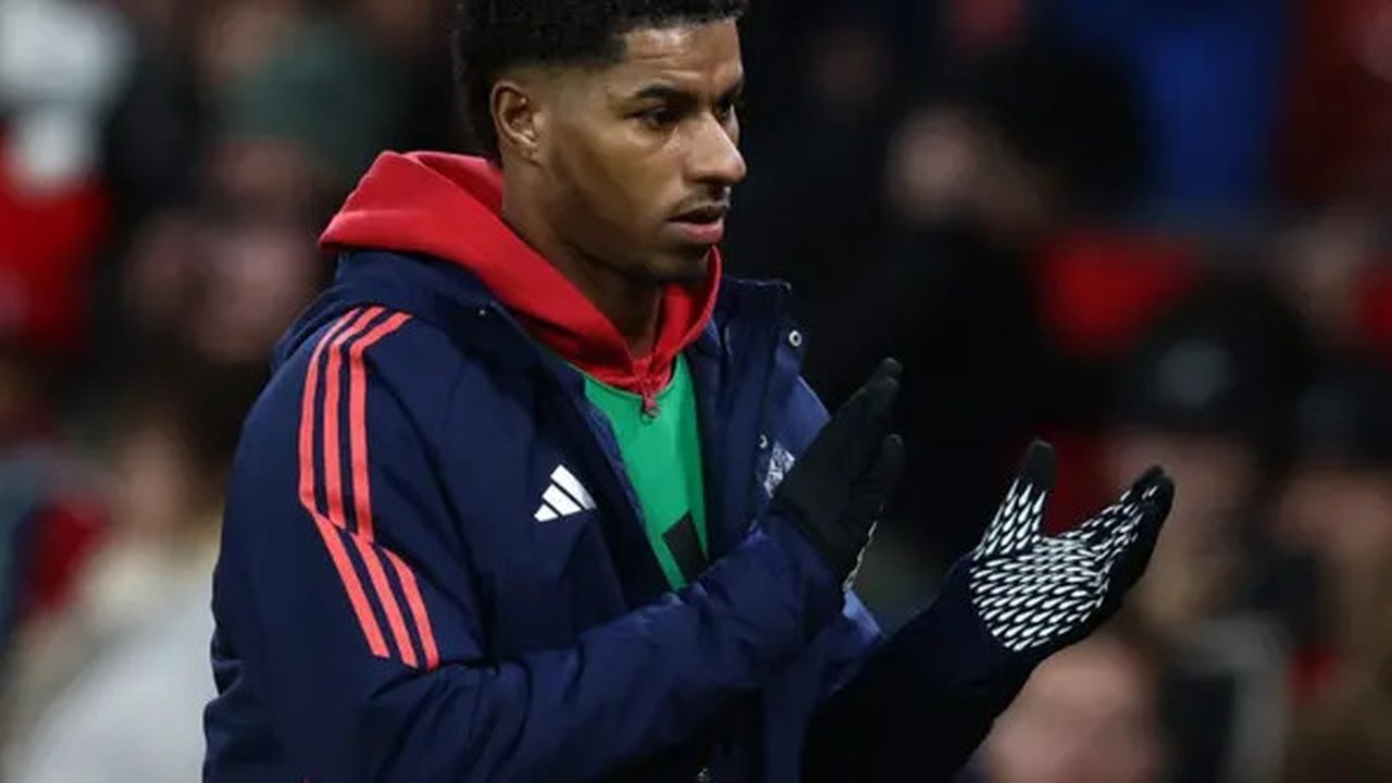 Striker Manchester United asal Inggris bernomor punggung 10, Marcus Rashford, bertepuk tangan kepada para penggemar setelah pertandingan Liga Primer Inggris antara Manchester United dan Ne