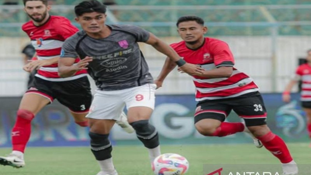 Madura United berhasil mengalahkan Persis Solo dengan skor 2-0 pada laga BRI Liga 1 di Stadion Bangkalan, Sabtu (1/2), berkat gol Lulinha dan Ezzejjari, membuat mereka naik peringkat klasemen.
