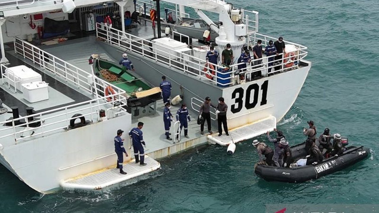 Kapal KN Tanjung Datu-301 milik Bakamla RI berhasil mengevakuasi jenazah laki-laki yang ditemukan terapung di perairan utara PLTU Suralaya, Cilegon, dan menyerahkannya ke Polairud Polda Banten untuk proses identifikasi lebih lanjut.