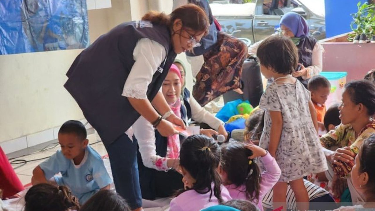 Dinas Sosial DKI Jakarta memberikan bantuan psikososial berupa layanan dukungan psikososial (LDP) kepada penyintas banjir di Rusun Embrio, Semper Barat, Jakarta Utara, khususnya ibu dan anak-anak, untuk memulihkan kondisi emosional mereka pasca-bencana.