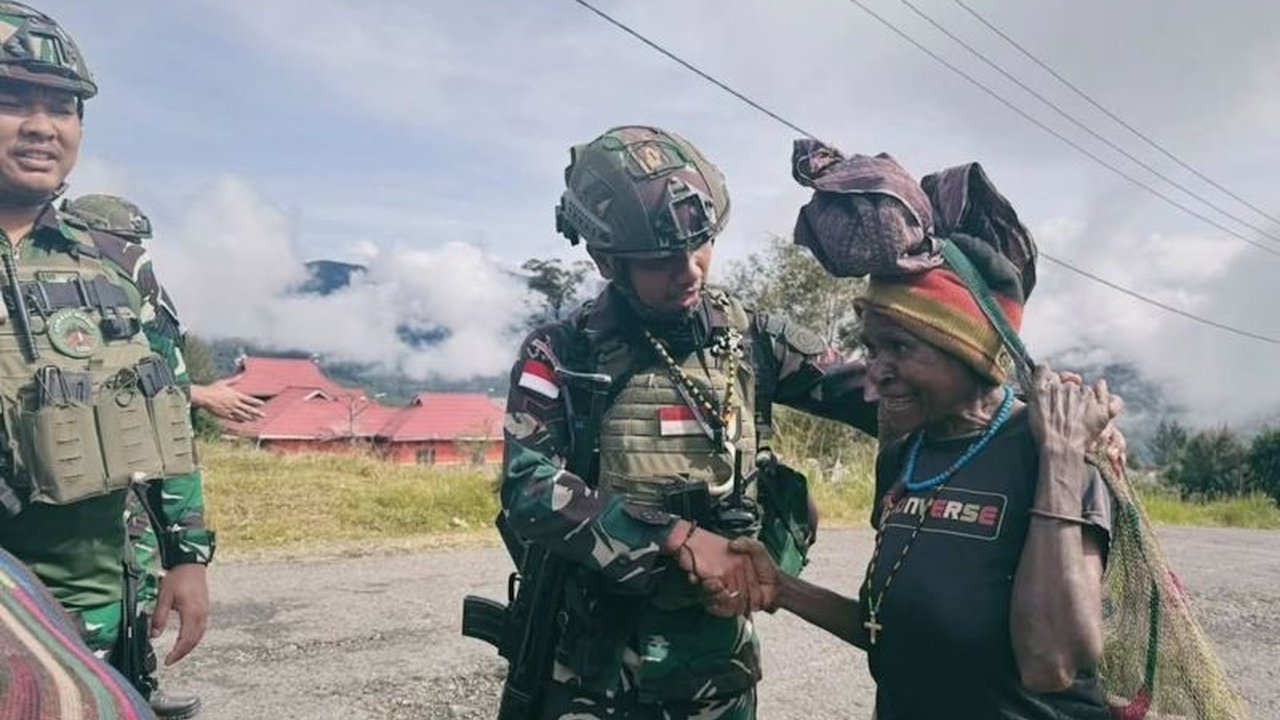 Satgas Yonif 509 Kostrad melakukan patroli di Kampung Mamba, Intan Jaya, Papua, untuk memastikan keamanan dan kondusivitas wilayah serta menjalin hubungan baik dengan warga setempat.