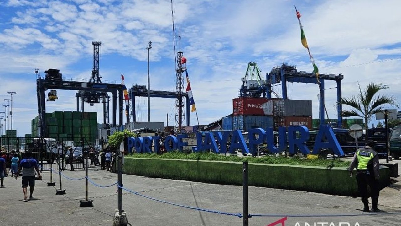 Pelindo Regional 4 Jayapura mencatat peningkatan aktivitas bongkar muat peti kemas sebesar 8 persen di tahun 2024, mencapai 92.266 TEUs, didorong oleh meningkatnya kebutuhan barang di Papua.