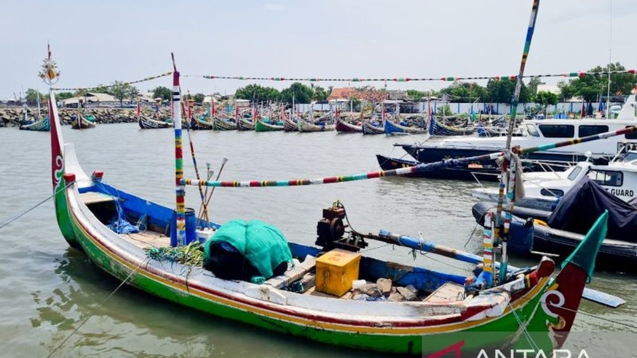 Cuaca ekstrem dengan angin kencang dan gelombang tinggi memaksa nelayan di Situbondo, Jawa Timur, untuk tidak melaut selama sepekan terakhir, mendorong mereka mencari pekerjaan sampingan.