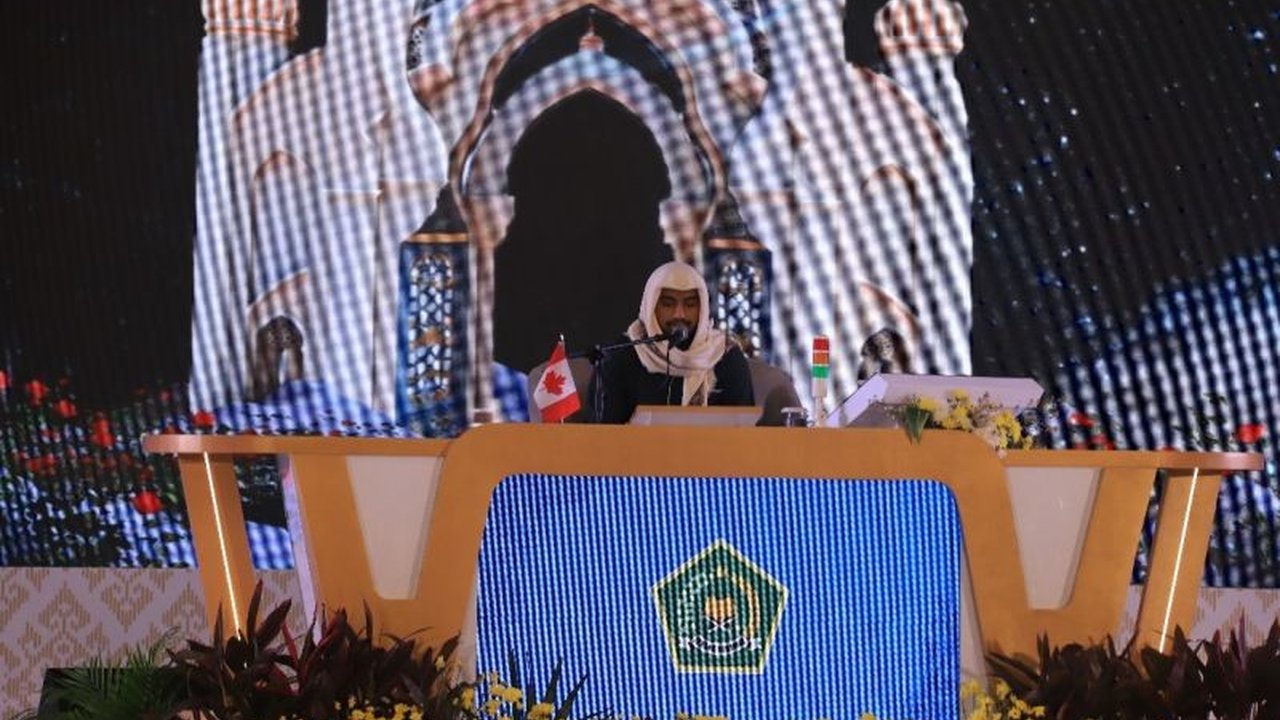 Muhammad Ma'ruf Hussain, qari muda Kanada asal Bangladesh, berbagi pengalaman belajar dan menghafal Al-Quran di lingkungan minoritas Muslim Kanada, termasuk tantangan dan keberhasilannya dalam kompetisi MTQ Internasional di Indonesia.