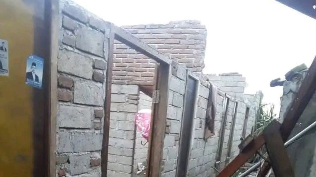 Hujan deras disertai angin kencang mengakibatkan kerusakan rumah dan pohon tumbang di Lombok Tengah, NTB pada Sabtu siang,  namun tidak ada laporan korban jiwa.