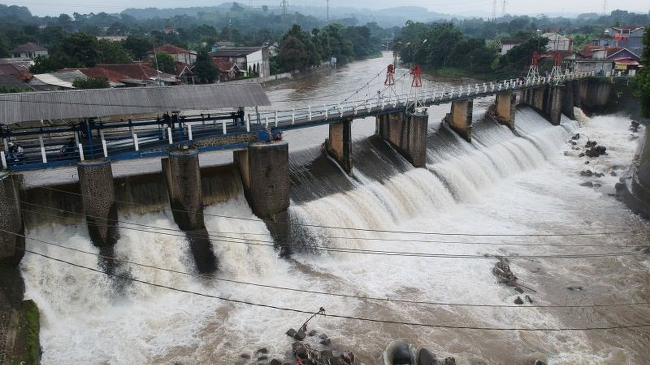 Tinggi muka air (TMA) Bendung Katulampa, Bogor, terpantau normal di angka 30-40 cm pada Sabtu, meski cuaca mendung seharian dan hujan ringan sempat terjadi; kondisi ini berbanding terbalik dengan status siaga 3 pada Selasa lalu akibat hujan deras di Punca