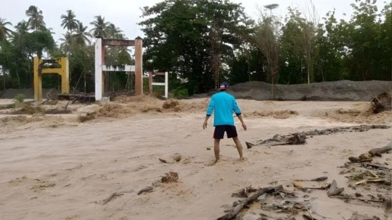 BPBD Donggala mengimbau masyarakat meningkatkan kewaspadaan terhadap potensi bencana hidrometeorologi seperti banjir dan longsor hingga Maret 2024, terutama di daerah rawan bencana.