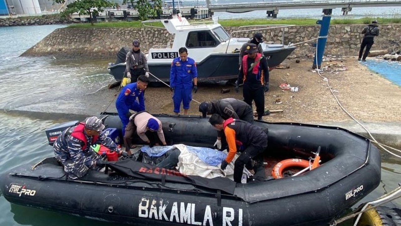 Bakamla RI berhasil mengevakuasi jenazah laki-laki yang ditemukan mengapung di perairan utara PLTU Suralaya, Cilegon, berkat koordinasi dengan VTS Merak dan Kapal SPOB Noah 99, kemudian diserahkan ke Polairud Polda Banten untuk identifikasi lebih lanjut.