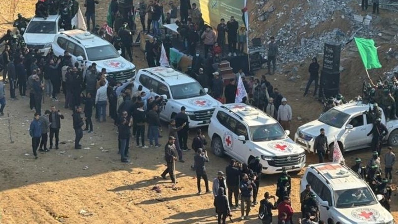 Setelah pembebasan tiga sandera pada Sabtu lalu, Hamas dilaporkan masih menahan 79 warga Israel di Gaza, dengan rencana pembebasan bertahap sebagai bagian dari kesepakatan gencatan senjata.