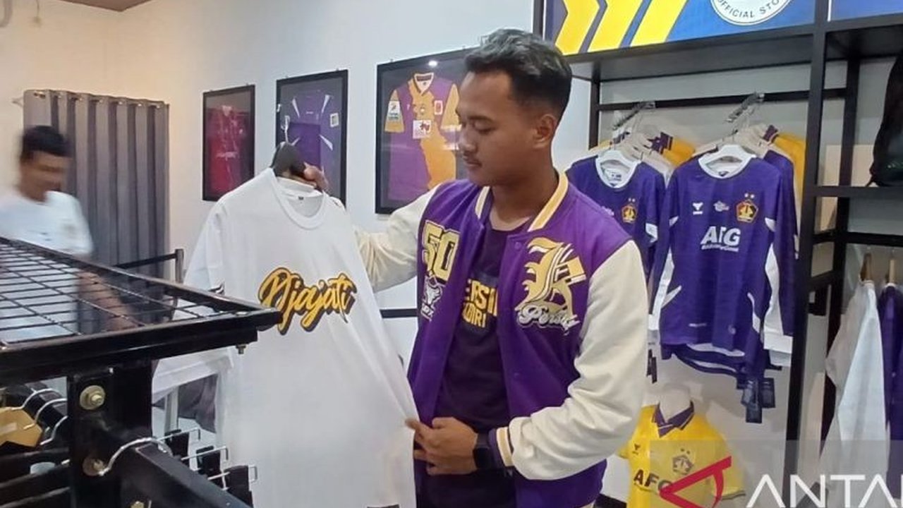 Persik Kediri resmi membuka Persik Store di Jalan PK Bangsa, Kota Kediri, sebagai wadah penjualan merchandise resmi dan kolaborasi dengan UMKM lokal, sekaligus mendekatkan diri dengan para suporter.