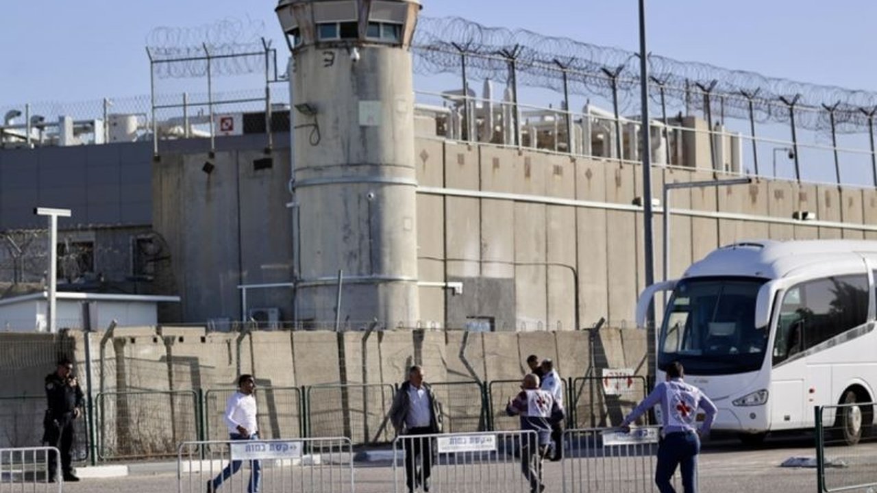 Sebagai bagian dari kesepakatan pertukaran tawanan antara Israel dan Hamas, 32 warga Palestina dibebaskan dari penjara Israel pada Sabtu, 1 Januari 2024, disambut meriah oleh ratusan warga Palestina di Ramallah.