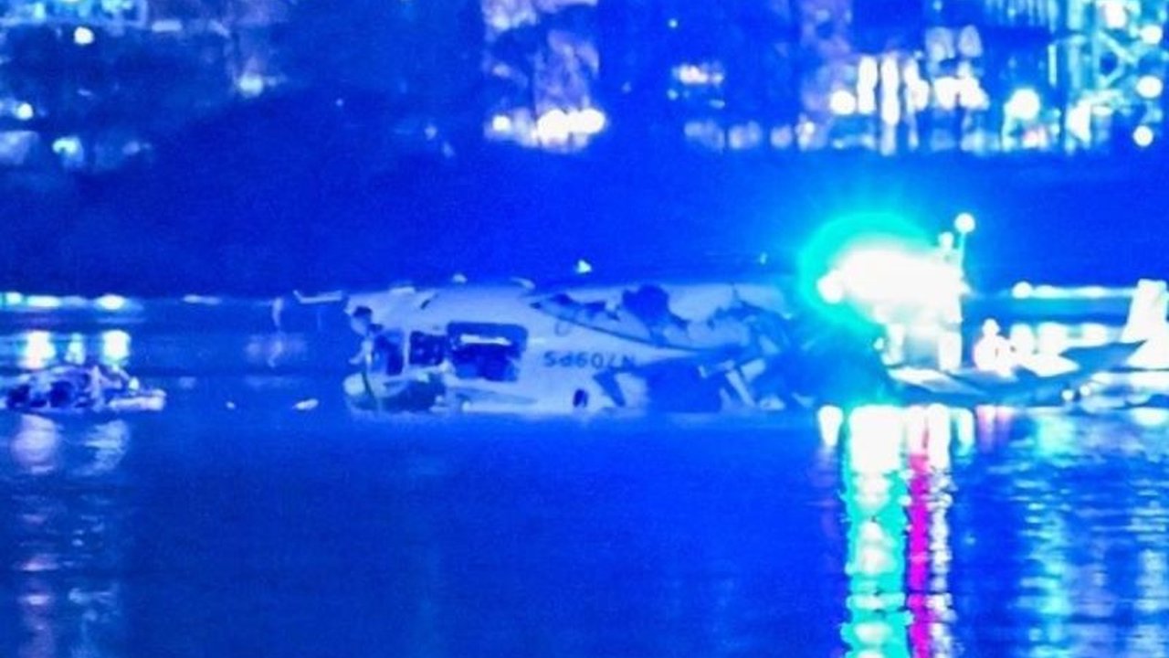 Kecelakaan pesawat American Airlines dan helikopter Black Hawk di Washington D.C. menewaskan 67 orang, dan investigasi kini fokus pada peran pengendali lalu lintas udara, ketinggian helikopter, serta potensi kekurangan staf di Bandara Reagan.