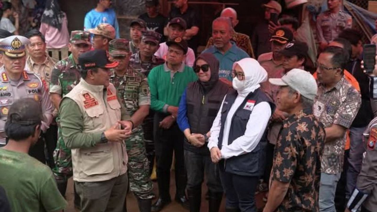 Bupati Mamuju menyalurkan 50 paket sembako dari Polda Sulbar kepada korban banjir dan longsor di Tamasapi, Mamuju, sebagai bagian dari penanganan bencana yang telah menelan korban jiwa dan kerugian materiil.