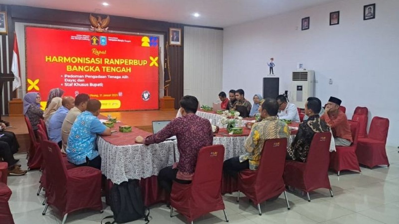 Kemenkumham Kepulauan Bangka Belitung berhasil selesaikan harmonisasi dua Ranperbup Bangka Tengah, yaitu Ranperbup tentang Pedoman Pengadaan Tenaga Alih Daya dan Ranperbup tentang Staf Khusus Bupati, guna memastikan peraturan daerah tersebut sesuai aturan