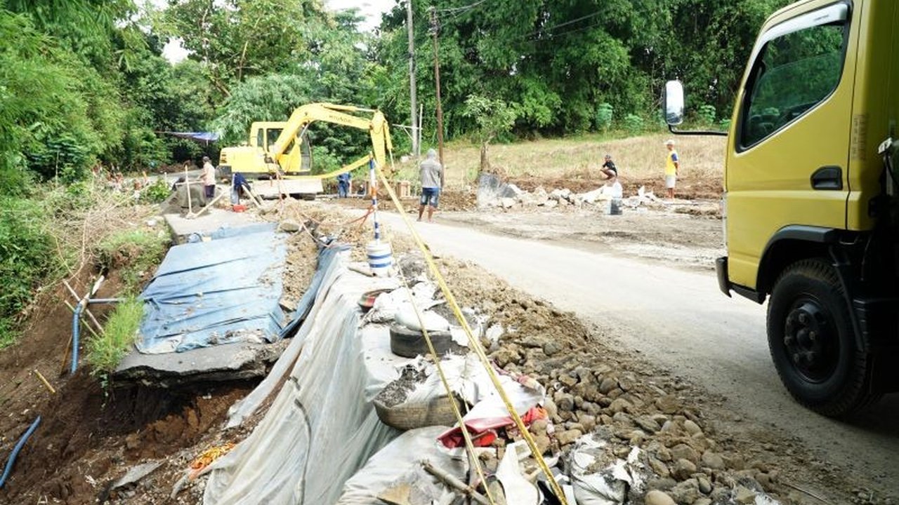 Pemkab Tulungagung percepat pembangunan jalur darurat Karangrejo-Sendang sepanjang 50 meter untuk mengatasi kerusakan jalan akibat longsor dan memulihkan akses ekonomi warga.