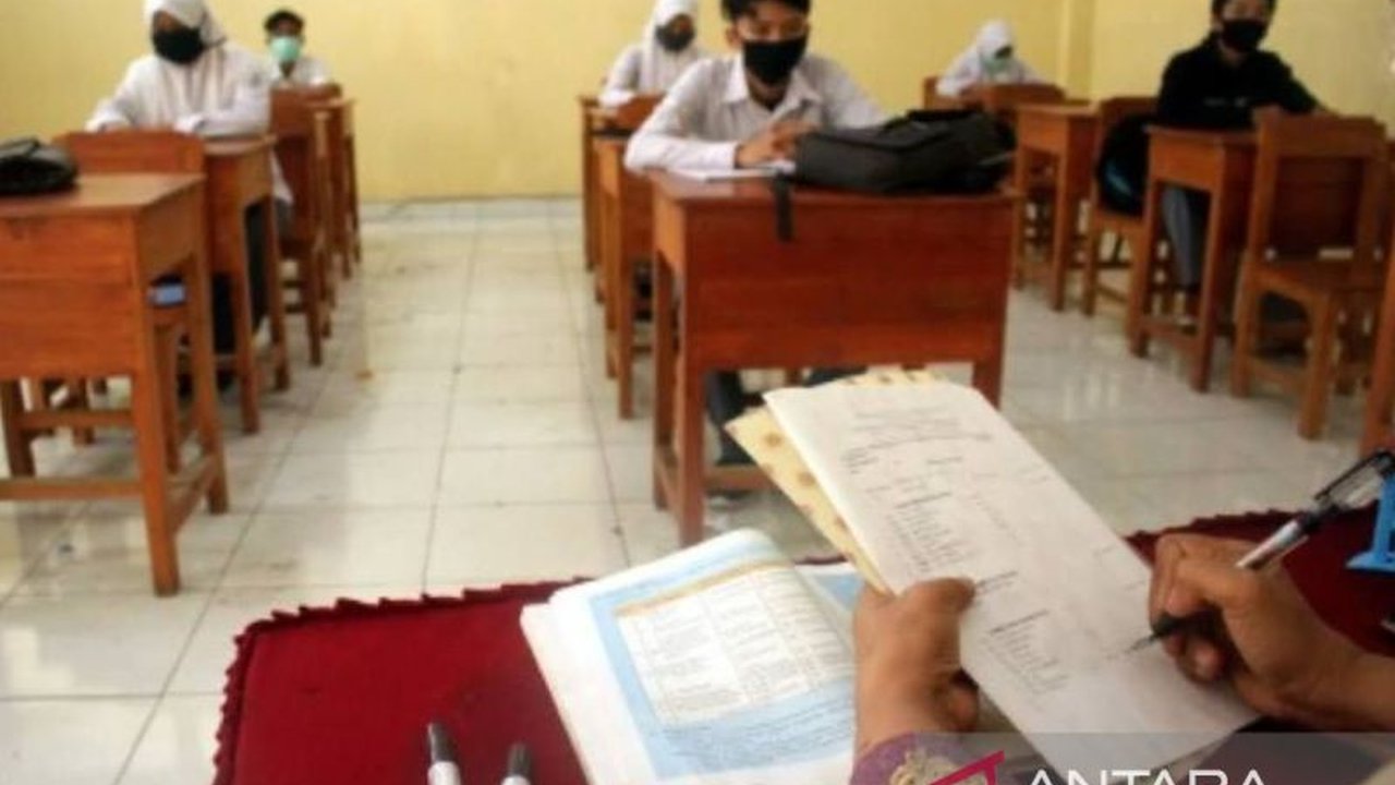 Dinas Pendidikan Makassar berupaya menyelesaikan masalah 16 SMP yang belum terdaftar di Pusdatin Diknas dengan mendorong kelengkapan dokumen Dapodik siswa dan mencari solusi agar semua siswa tetap bisa bersekolah.