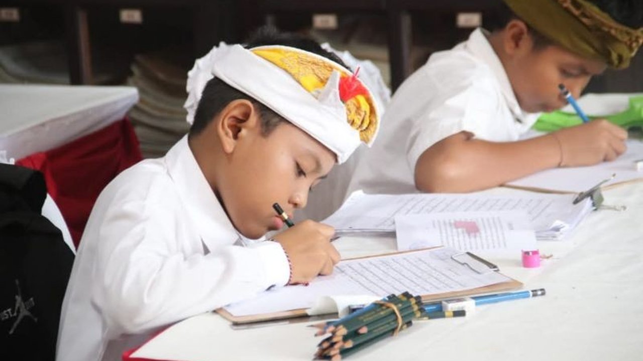 Dinas Kebudayaan Buleleng menggelar enam lomba Bahasa Bali pada 4 Februari 2025, bertujuan melestarikan budaya Bali dan meningkatkan kesadaran generasi muda akan pentingnya bahasa daerah.