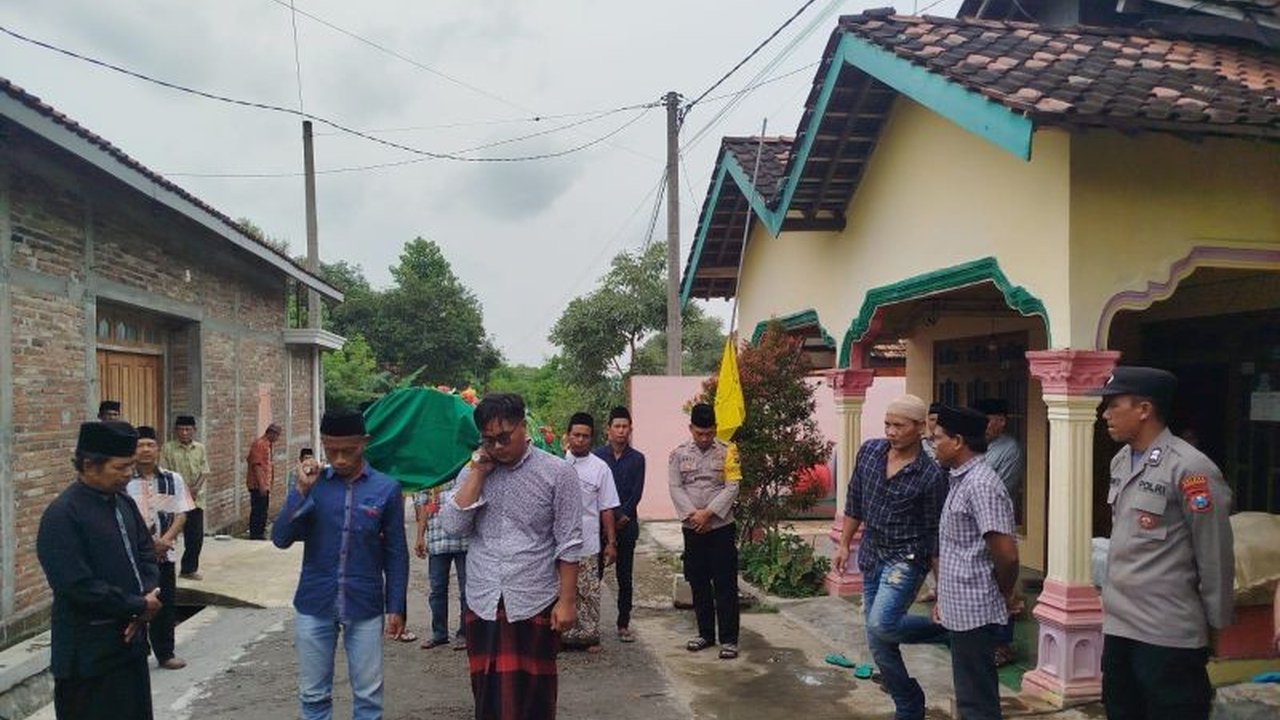 Keracunan massal usai acara selamatan di Ponorogo menyebabkan satu korban meninggal dan puluhan lainnya dirawat di puskesmas, polisi masih menyelidiki penyebabnya.