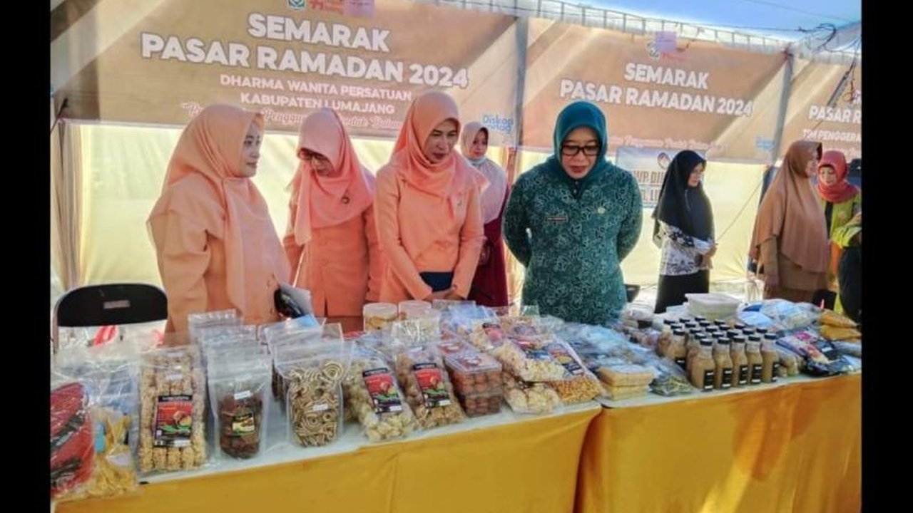 Pemerintah Kabupaten Lumajang mengalokasikan anggaran untuk membantu UMKM mendapatkan sertifikasi, sehingga mampu menembus pasar ekspor dan meningkatkan daya saing produk lokal.