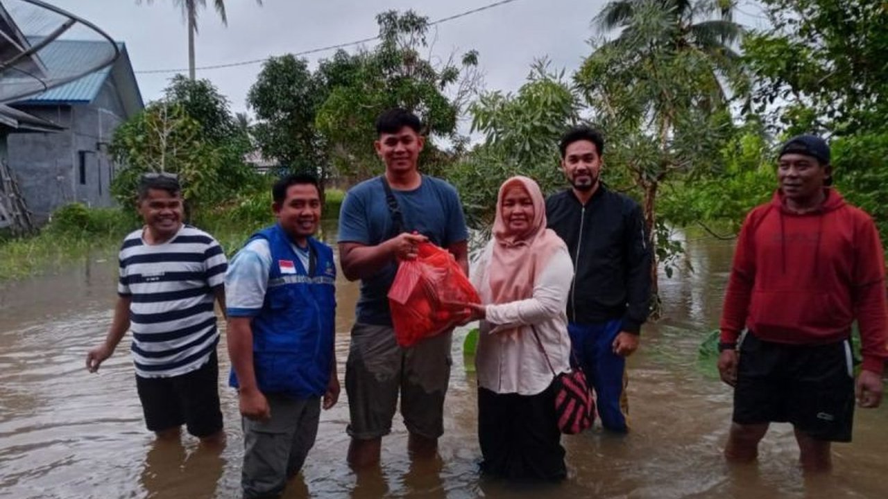 Pemerintah Kabupaten Natuna mendistribusikan bantuan makanan kepada 27 warga yang terdampak banjir di beberapa wilayah Natuna akibat hujan deras pada Sabtu, 1 Januari 2024.