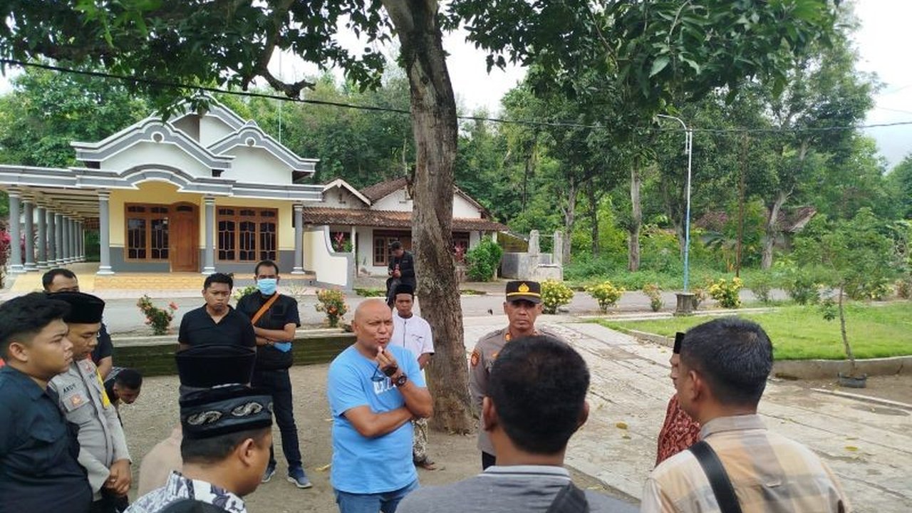 Kasus keracunan massal di Sawoo, Ponorogo, menewaskan satu orang dan puluhan lainnya dilarikan ke rumah sakit; polisi masih menunggu hasil uji laboratorium sampel makanan untuk mengetahui penyebabnya.
