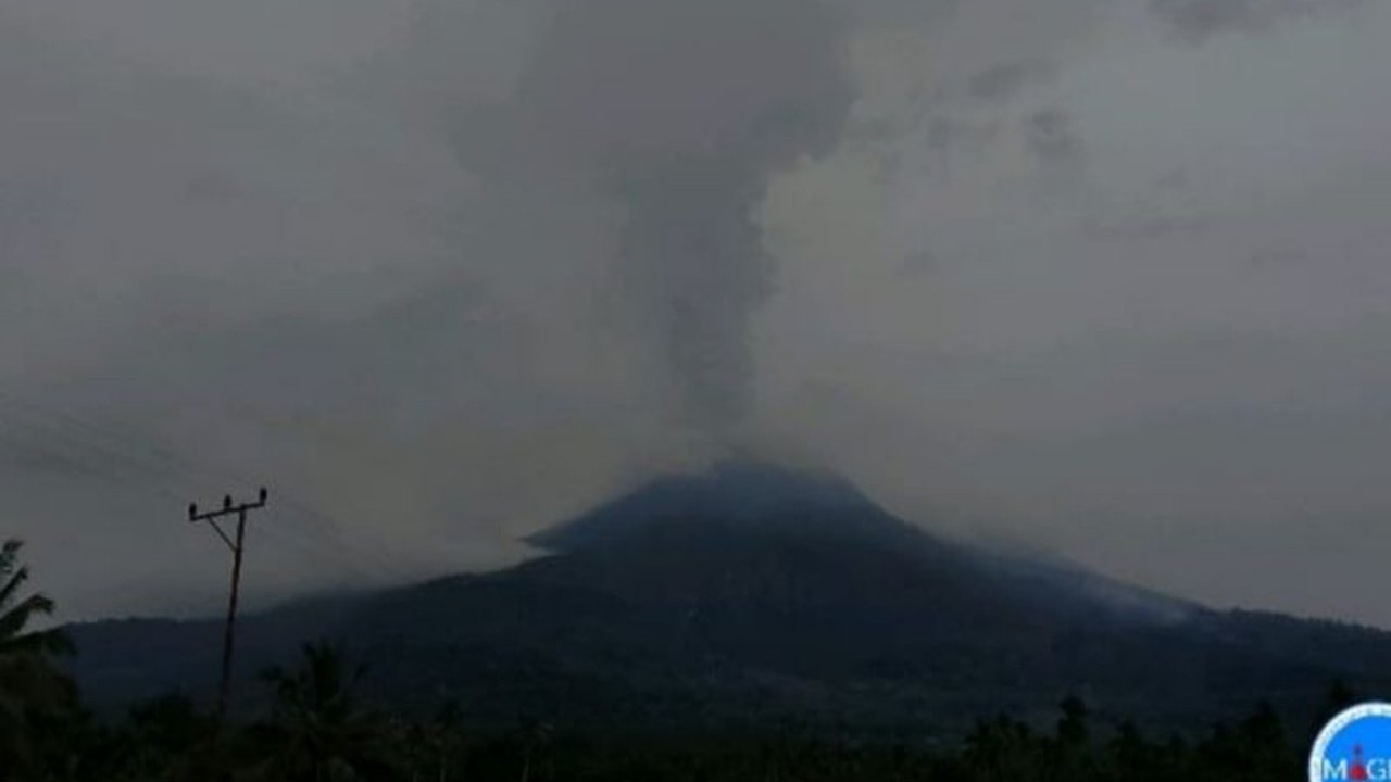 Gunung Lewotobi Laki-laki di Flores Timur mengalami dua kali erupsi pada Sabtu, 25 Januari 2024, dengan kolom abu mencapai ketinggian hingga 3.184 mdpl,  membuat PVMBG mengimbau masyarakat untuk waspada dan menjauhi radius tertentu dari gunung.