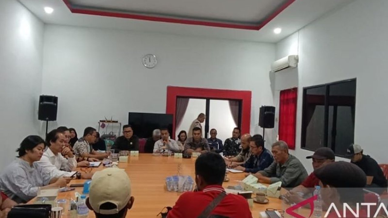 Sekitar 1000 buruh PT Duta Palma di Sambas dan Bengkayang, Kalimantan Barat, menggelar aksi damai menuntut pembayaran upah tertunda 3 bulan, pencabutan PHK, dan mutasi sepihak; aksi berlanjut hingga 31 Januari 2025.