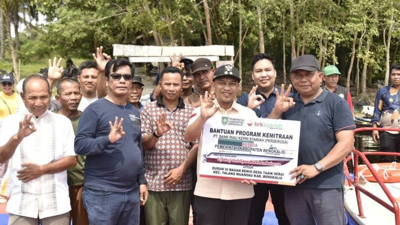 Pemerintah Kabupaten Bengkalis dan Bank Riau Kepri Syariah berkolaborasi memberikan speedboat ambulance untuk meningkatkan akses kesehatan di Dusun Bagan Benio, Desa Tasik Serai, yang selama ini terkendala akses transportasi.