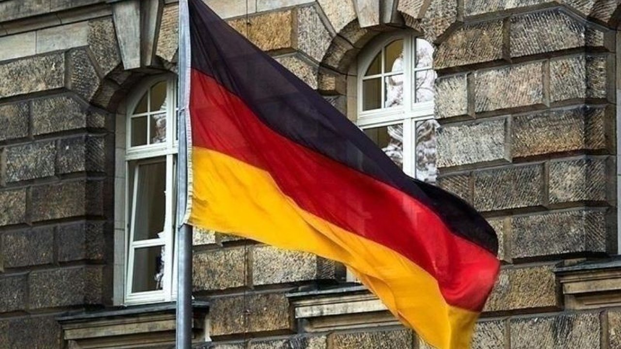 Menhan Jerman, Boris Pistorius, menolak usulan Presiden AS Donald Trump untuk menaikkan anggaran pertahanan negara-negara NATO hingga 5% dari PDB, menyebutnya tidak realistis bagi Jerman.