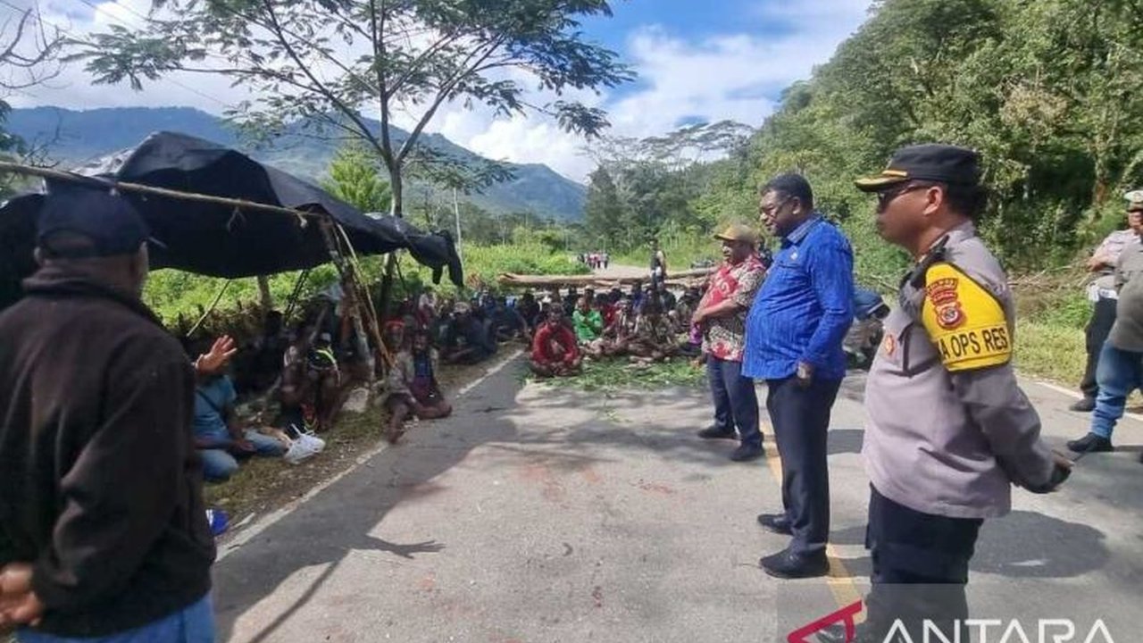 Pemerintah Kabupaten Jayawijaya dan Polres Jayawijaya berkolaborasi membuka blokade jalan Trans Papua di Kampung Oagambak yang dilakukan warga sebagai protes atas kecelakaan lalu lintas yang belum terungkap pelakunya.