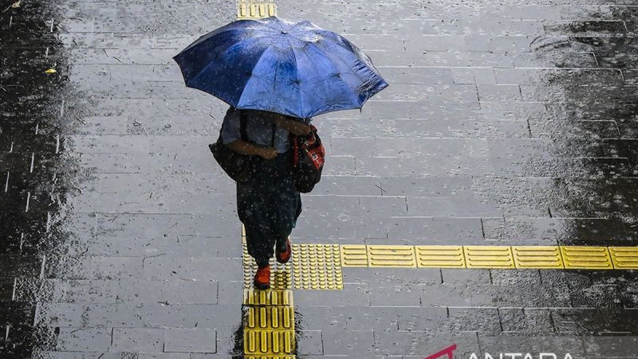 BMKG memprediksi hujan ringan akan mengguyur sebagian Jakarta Minggu pagi, sementara wilayah lain diprediksi berawan, dengan suhu berkisar antara 23 hingga 29 derajat Celcius.