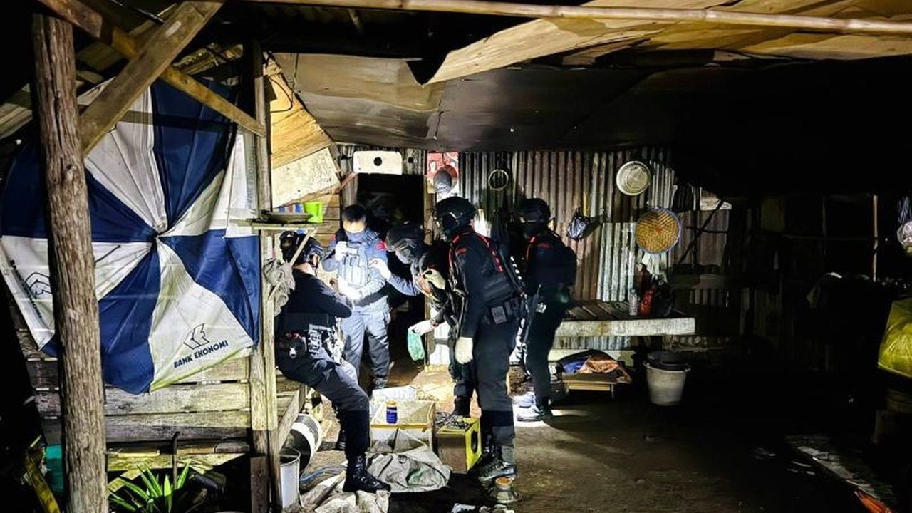 Polda Kalimantan Barat telah menangkap pelaku ledakan benda mirip senter di Siantan Utara yang melukai warga pada 24 Januari 2025;  penyidikan untuk mengungkap motif sedang berlangsung.