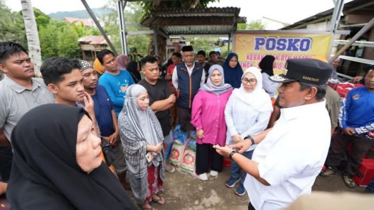 Penjabat Gubernur Sulawesi Barat, Bahtiar Baharuddin, menyalurkan bantuan sembako dan logistik kepada tujuh keluarga korban kebakaran di BTN Maspul, Mamuju, pada Sabtu, 1 Februari 2024, tanpa ada korban jiwa namun kerugian ditaksir ratusan juta rupiah.