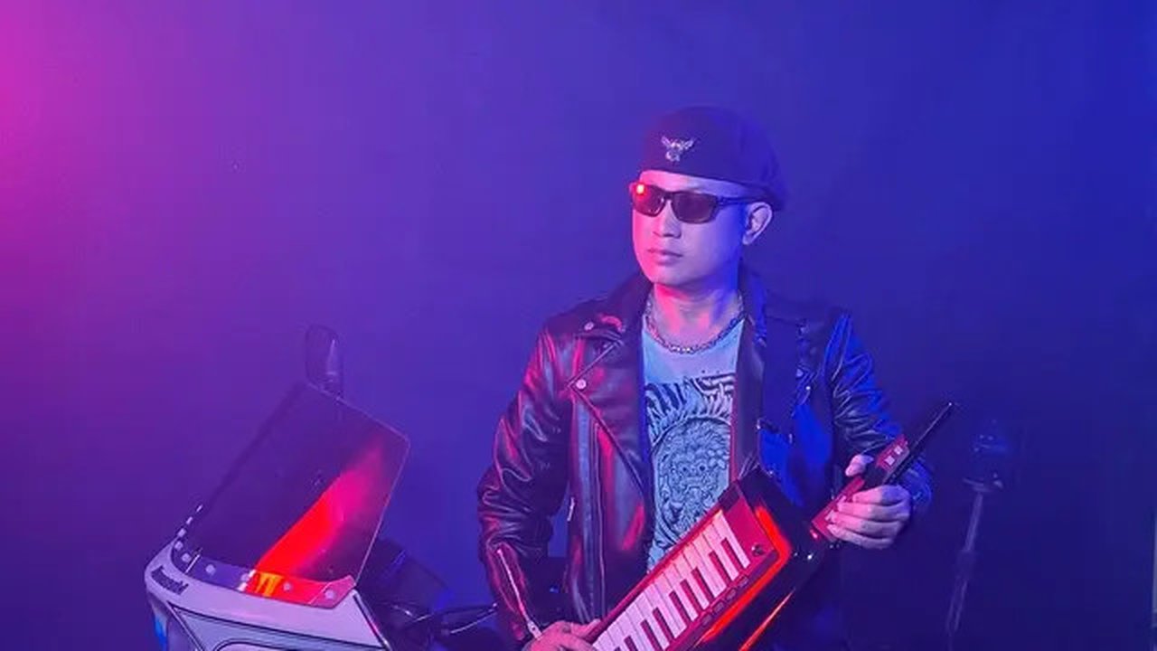 Hizrah Bacan, penyanyi sekaligus seniman Betawi dan pengusaha sukses, saat merilis ulang lagu rock dangdut Resesi Dunia buah karya Mara Karma. (Dok. IST)