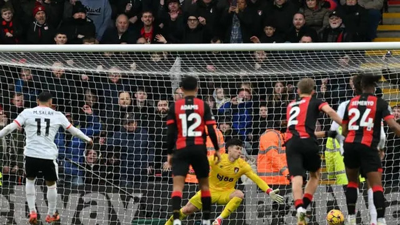 Liverpool meraih kemenangan 2-0 atas Bournemouth pada laga pekan ke-24 Premier League di Vitality Stadium, Sabtu (01/02/2025) malam WIB. Sepasang gol kemenangan The Reds disarangkan Mohame