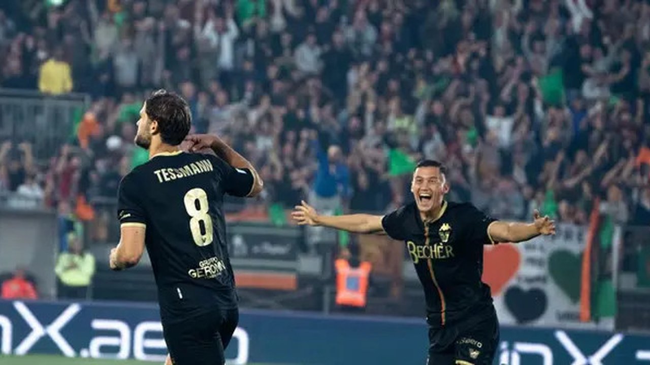 Jay Idzes (kanan) berlari merayakan sukses pemain Venezia, Tanner Tessmann, mencetak gol pada pertandingan Serie B atau kasta kedua Liga Italia. (Bola.com