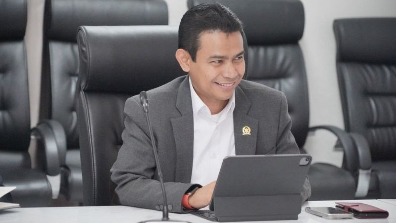 Anggota DPR RI, Hendry Munief, mendukung penuh pemerintah dalam menginvestigasi kasus penembakan WNI di perairan Malaysia yang mengakibatkan satu korban meninggal dan empat lainnya luka-luka, serta mengimbau masyarakat untuk bekerja melalui jalur resmi.