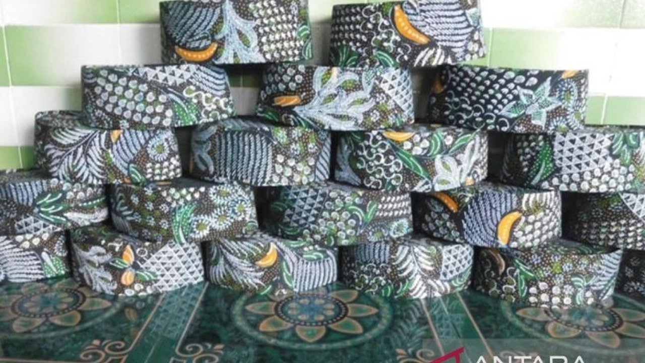 Pemkab Pamekasan, Jawa Timur, memberikan insentif kepada pelaku UMKM dan ekonomi kreatif, mendorong peningkatan investasi hingga Rp425 miliar di tahun 2024.