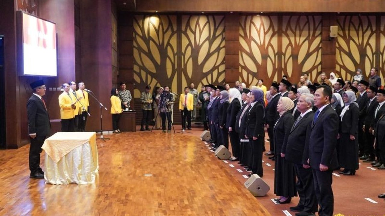 Universitas Indonesia (UI) melantik empat Dekan, lima Wakil Dekan, dan 31 pejabat lainnya untuk periode 2025-2029, membentuk tim kepemimpinan yang solid dan siap menghadapi tantangan pendidikan tinggi.