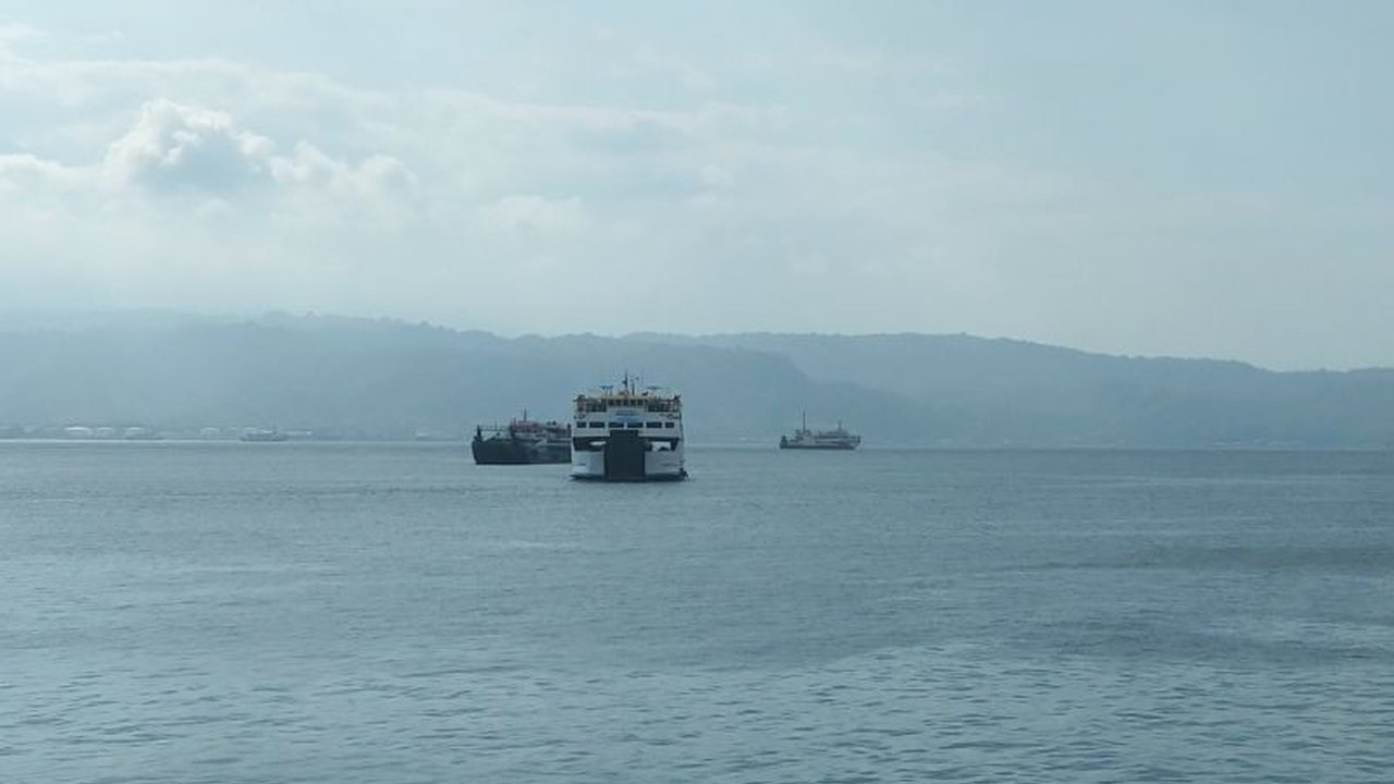 BBMKG Wilayah III Denpasar memperingatkan potensi gelombang laut sangat tinggi hingga 6 meter di perairan selatan Bali pada 3-4 Februari 2024, mengancam keselamatan nelayan dan aktivitas wisata bahari.