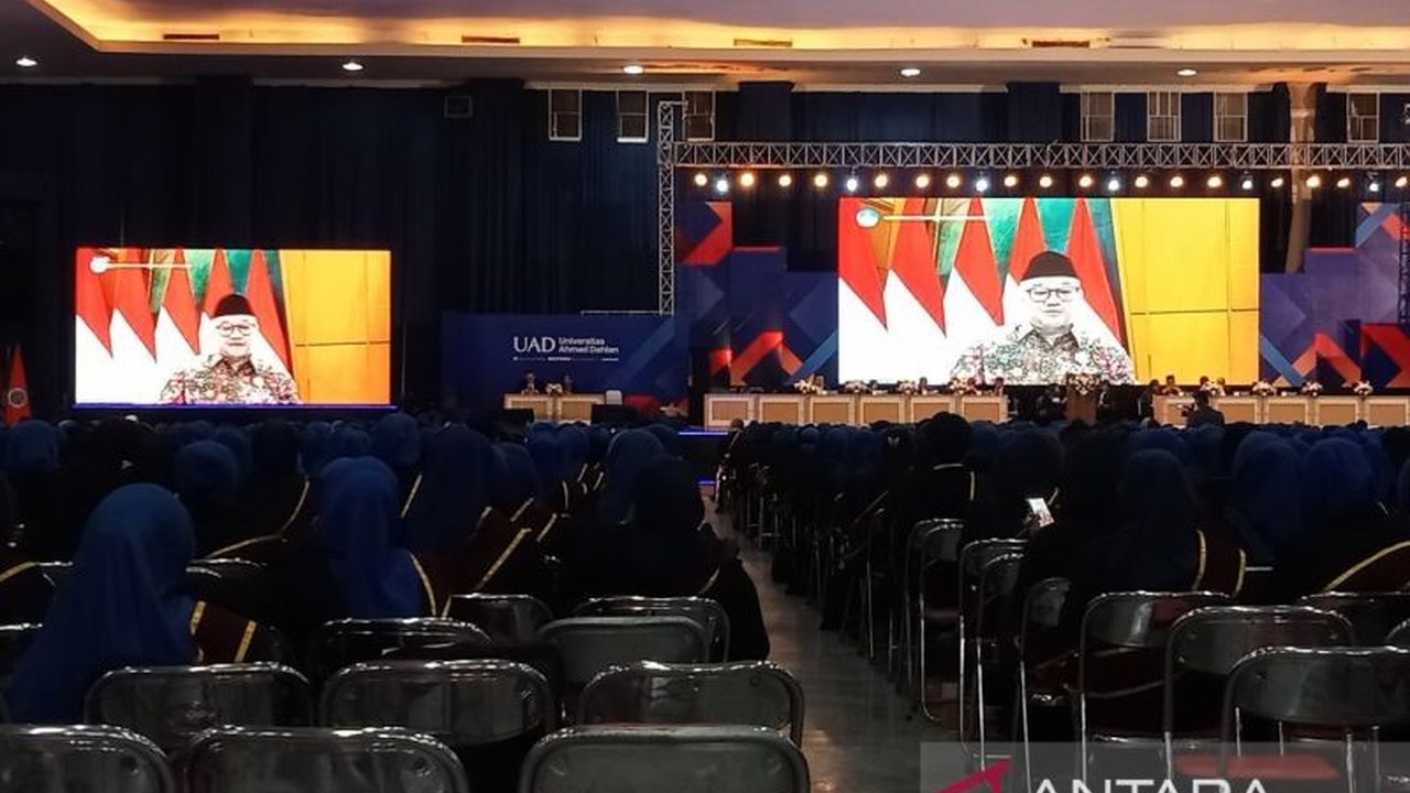 Mendikbudristek menekankan peran krusial guru sebagai penentu utama kualitas pendidikan di Indonesia,  mengingat pentingnya kompetensi akademik, sosial, dan moral dalam membentuk generasi emas 2045.