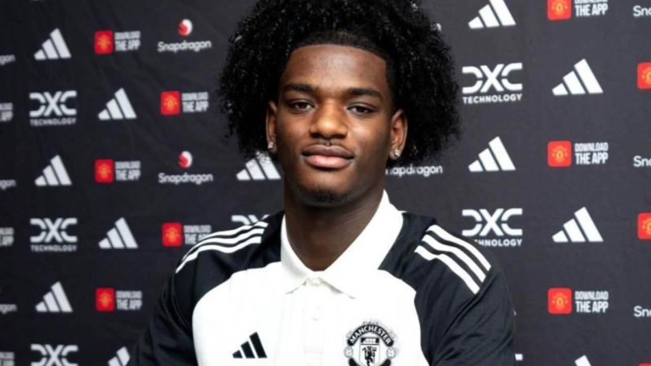 Bek muda Arsenal, Ayden Heaven, resmi bergabung dengan Manchester United dengan kontrak hingga Juni 2029, berharap mengembangkan kariernya di klub baru tersebut.