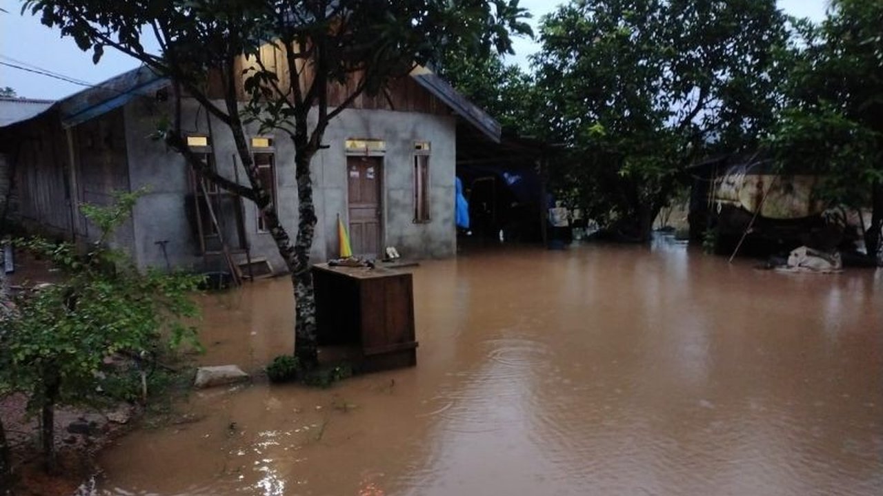 Hujan deras dan rob melanda enam desa di Sulawesi Tengah, menyebabkan kerusakan rumah, infrastruktur, dan lahan pertanian, serta memaksa sejumlah warga mengungsi.