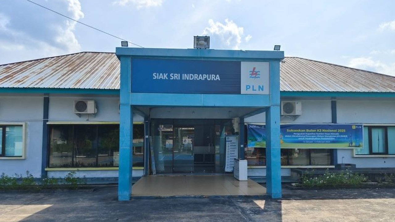 PLN memutus aliran listrik tiga kantor camat di Siak, Riau, karena menunggak pembayaran tagihan selama dua bulan akibat penundaan anggaran pemerintah daerah setempat.