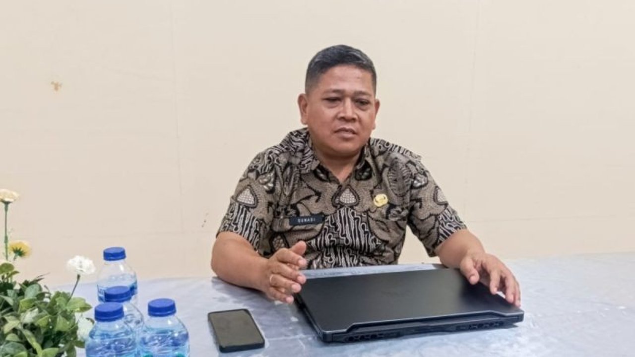 Pemkab Biak Numfor menganggarkan Rp16,8 miliar pada 2025 untuk tunjangan beras bagi 5000 ASN dan PPPK, dengan alokasi Rp1,4 miliar per bulan, menggunakan beras medium seharga Rp12.348/kg sesuai penetapan Badan Pangan Nasional.