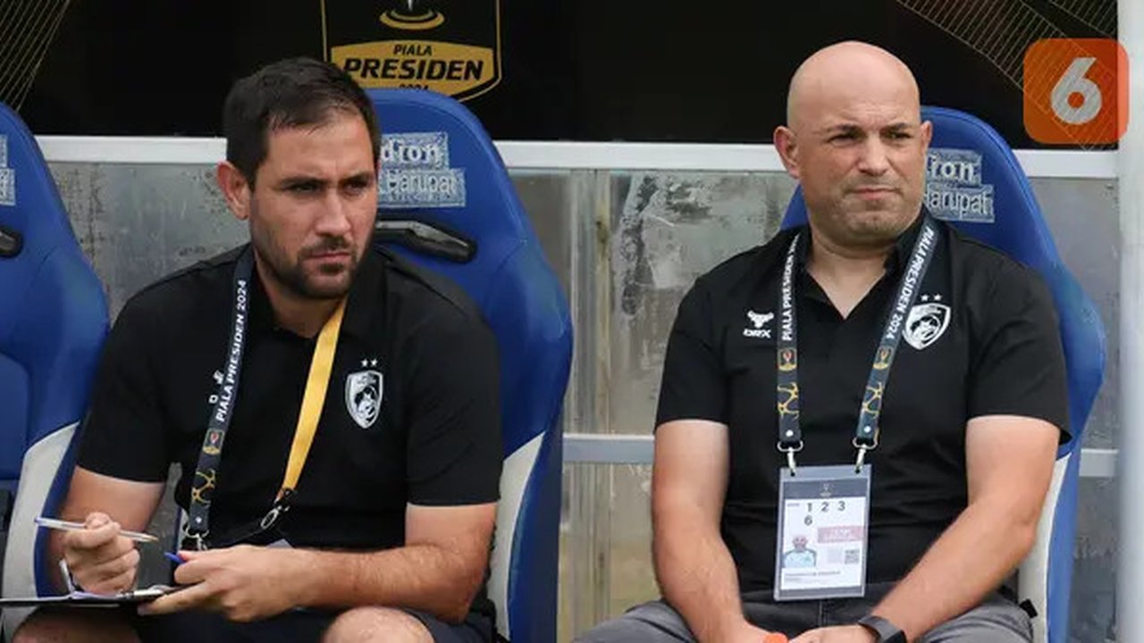 Pelatih kepala PSM Makassar, Bernardo Tavares (kanan) didampingi pelatih fisik, Paulo Renato Duarte saat menghadapi Persis Solo pada laga matchday kedua Grup A Piala Presiden 2024 di Stadi