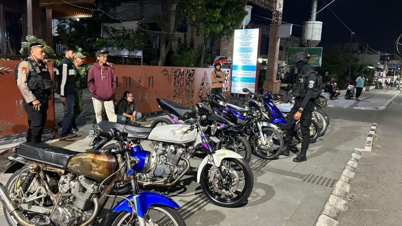 Polresta Surakarta gencar razia motor knalpot brong yang meresahkan warga Solo, menindak tegas pelanggar dengan tilang dan wajib ganti knalpot standar.