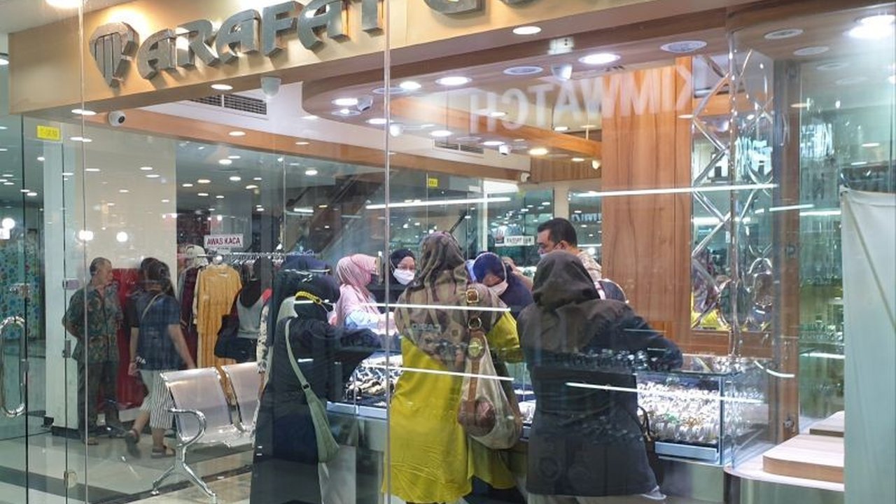 Melonjaknya harga emas membuat warga Palembang ramai menjual perhiasan emas mereka untuk memenuhi kebutuhan dan berinvestasi kembali ketika harga turun.