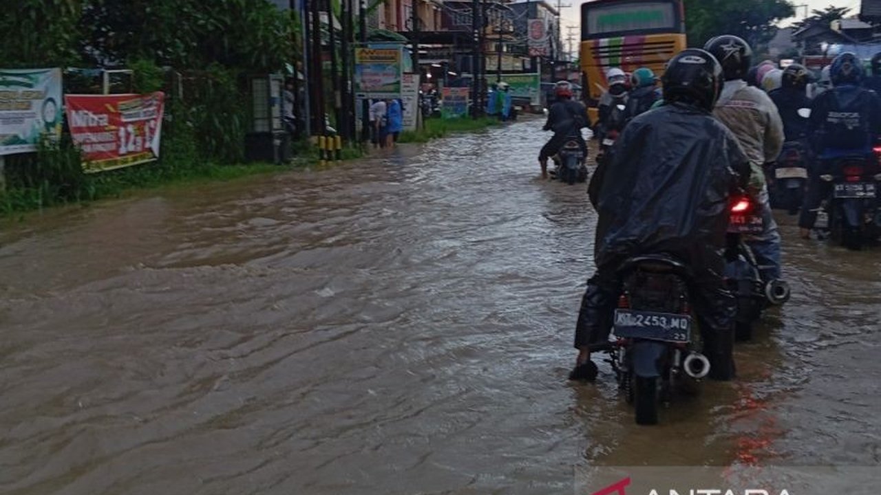 BMKG Balikpapan memperingatkan warga Kalimantan Timur akan potensi hujan sedang hingga lebat disertai petir dan angin kencang pada dasarian I Februari 2025, berpotensi menyebabkan banjir, longsor, dan pohon tumbang.